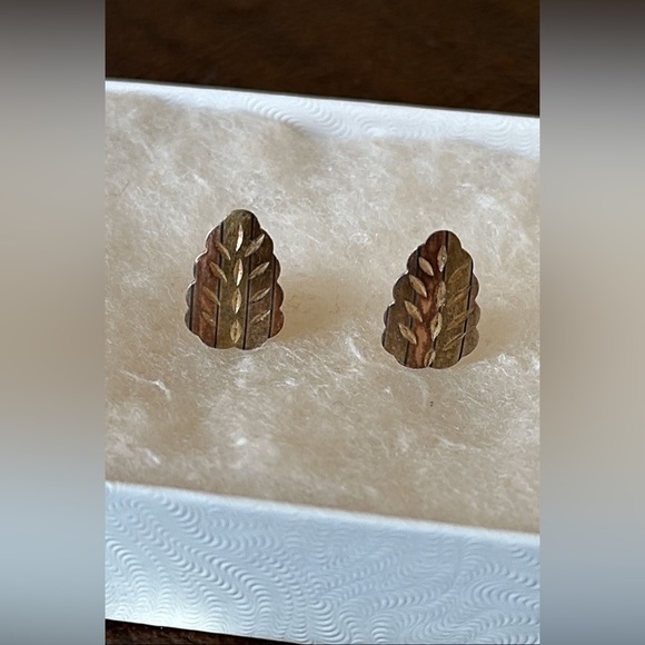 14k Gold Three Pairs Of Earrings -Studs - Leaves - Grapes - Picture 3 of 6
